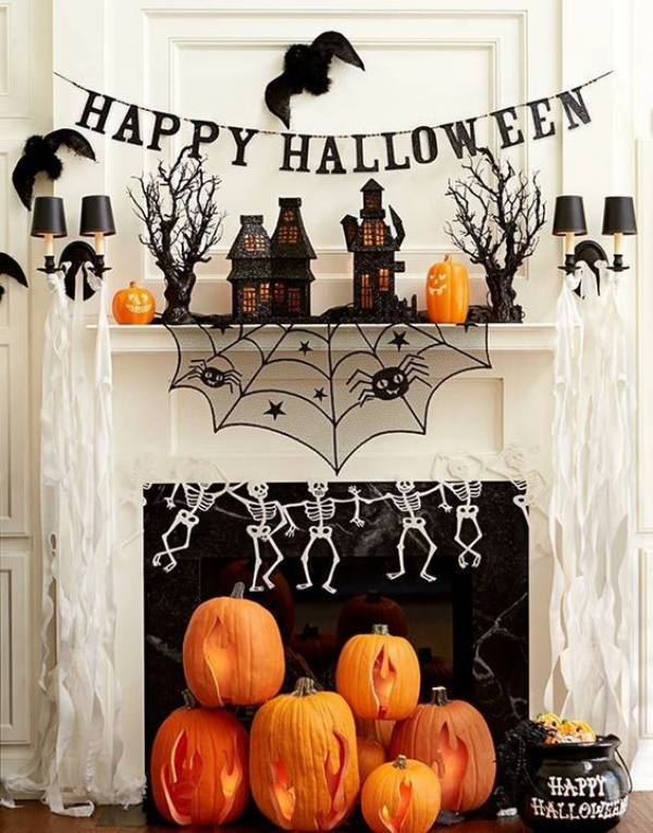Die besten und stilvollsten Ideen für eine gruselige jedoch schöne Halloween Deko am Kamin. Orange und Schwarz im Kontrast