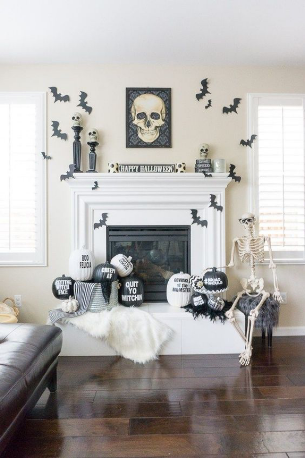 Halloween Deko im Wohnzimmer Bild Totenkopf an der Wand über dem Kamin Fledermäuse Kürbisse alles in schwarz weiß