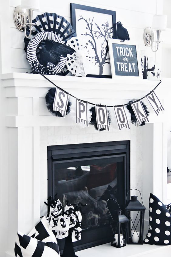 Halloween Deko im Wohnzimmer Trick or Treat Schild Kamin in schwarz weiß dekoriert