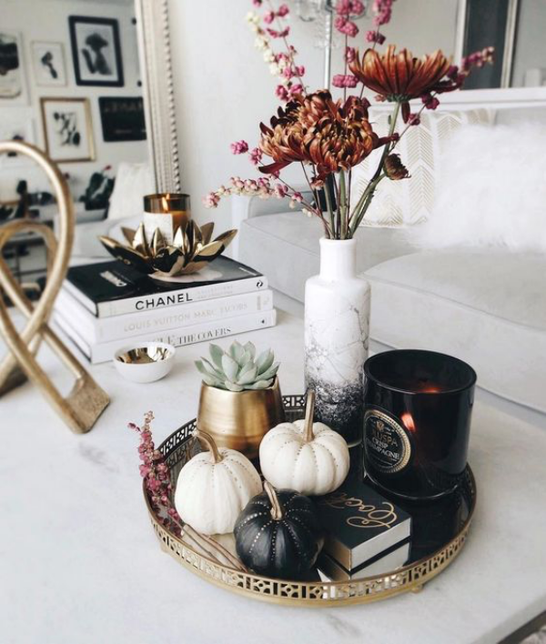 Halloween Deko im Wohnzimmer auf dem Kaffeetisch schlicht gehalten Kürbisse Blumenarrangement Teelicht
