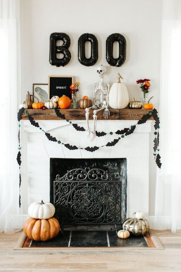 Halloween Deko im Wohnzimmer weiß schwarz und orange Boo Effekt