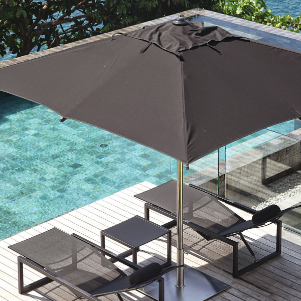 Hochwertige Gartenmöbel Liegestühle Sonnenschirm neben dem Pool viel Komfort im Freien
