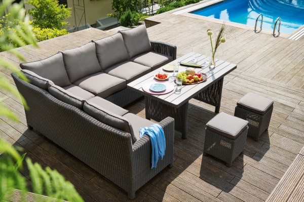 Hochwertige Gartenmöbel Trend zum erweiterten Wohnraum im Freien viel Komfort draußen Loungegarnitur neben dem Pool