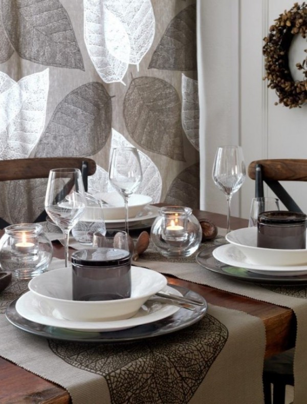 Skandinavische Herbstdeko zu Hause Blätter Muster dekorieren das Esszimmer und den Esstisch