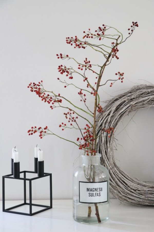 Skandinavische Herbstdeko zu Hause Hagebuttenzweige in Glas Blickfang Kranz aus Zweigen vier Kerzen