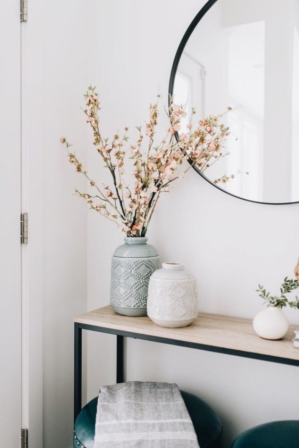 Skandinavische Herbstdeko zu Hause Konsolentisch dekorieren Vase mit Zweigen herbstliche Blüten Wandspiegel