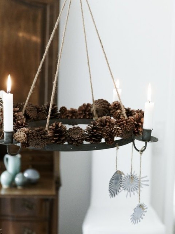 Skandinavische Herbstdeko zu Hause Tannenzapfen arrangiert als Kranz auf einem hängenden Ring aus Metall Blickfang