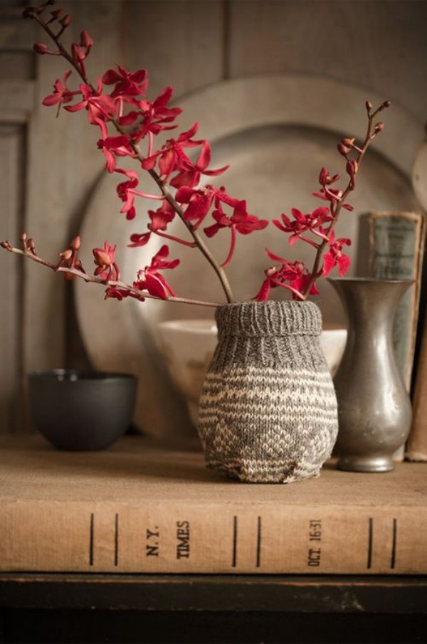 Skandinavische Herbstdeko zu Hause Vase in Wollstrumpf umwickelt Zweige zarte Blüten in Rot andere Vasen und Deko Artikel