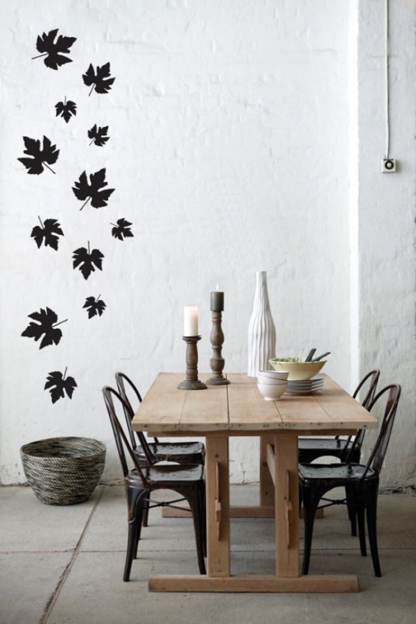 Skandinavische Herbstdeko zu Hause dunkle Blätter als Wanddeko Esszimmer Esstisch aus Holz rustikales Flair Vasen kerzen Geschirr