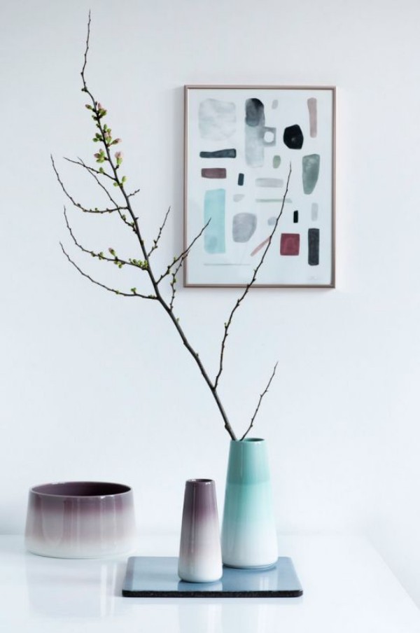 Skandinavische Herbstdeko zu Hause schlicht aber bezaubernd schön drei Vasen in zarten Pastellnuancen ein Zweig