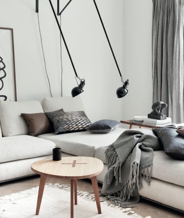 Skandinavische Herbstdeko zu Hause typische Farben im Wohnzimmer Grau und Weiß kleine Akzente in Schwarz sehr ansprechendes Interieur