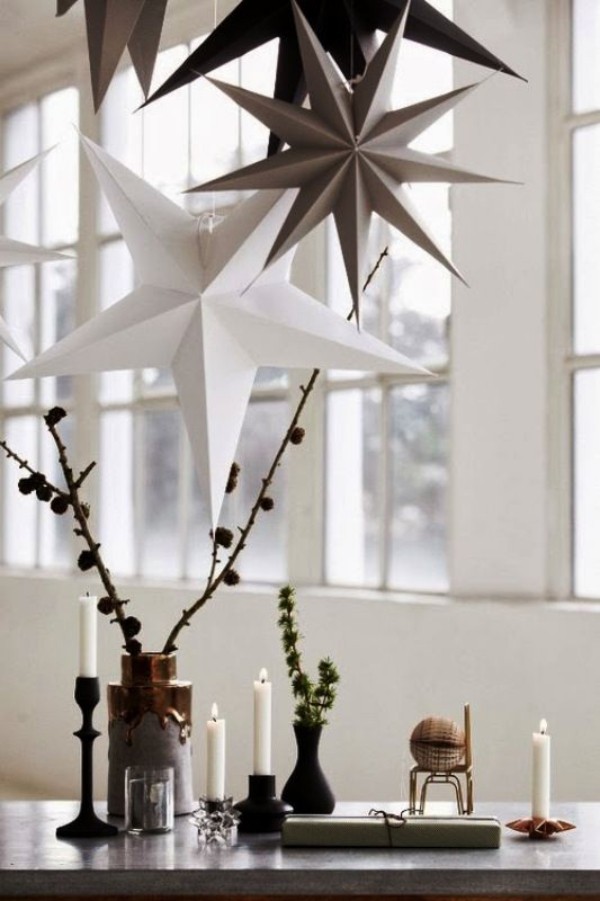 Skandinavische Herbstdeko zu Hause wenige Materialien Kerzen Vase mit Zweig dekorative Sterne aus Papier