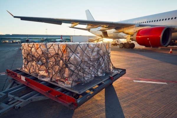 Umzugsservice internationale Umzüge die fachkundig verpackten Sachen per Luft transportieren schnell aber teuer