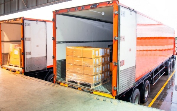 Umzugsservice internationale Umzüge mit Lieferwagen Transporter auf dem Landweg recht preiswert