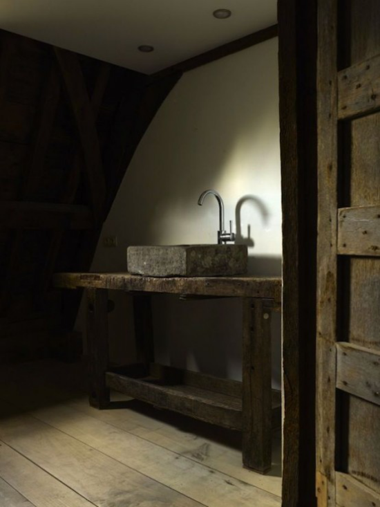 Wabi Sabi altes Konzept japanische Ästhetik Bad viel Holz Waschbecken aus Naturstein