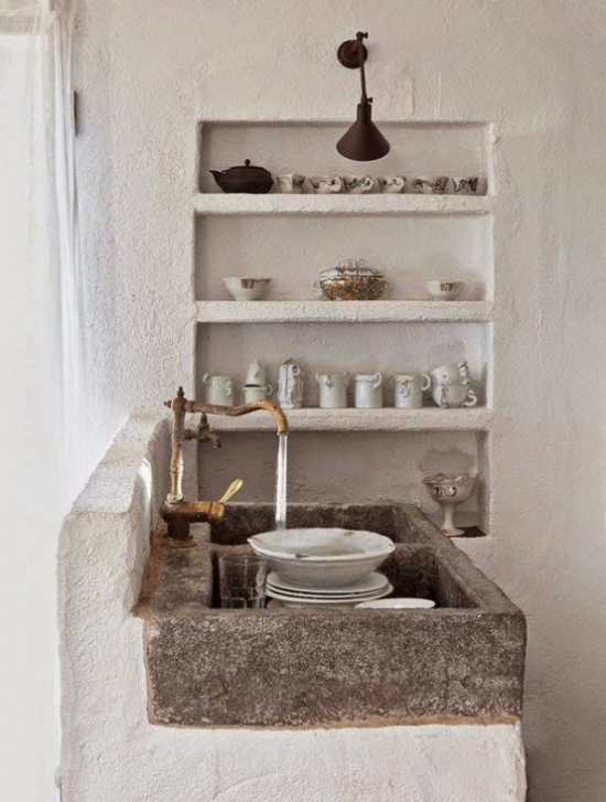 Wabi Sabi altes Konzept japanische Ästhetik Küche Spültisch aus Beton weißgetünchte Wände eingebautes Küchenregal