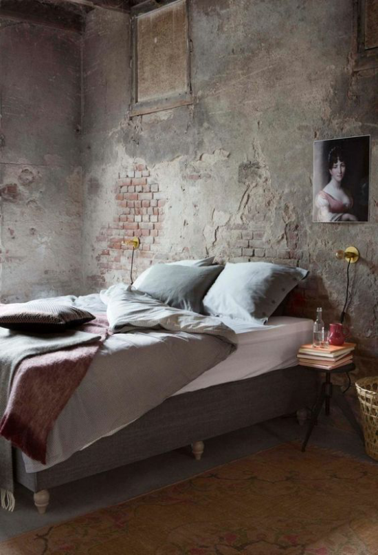 Wabi Sabi altes Konzept japanische Ästhetik Schlafzimmer raue Wand Ziegel Putz zu sehen Schlafbett graue Bettwäsche