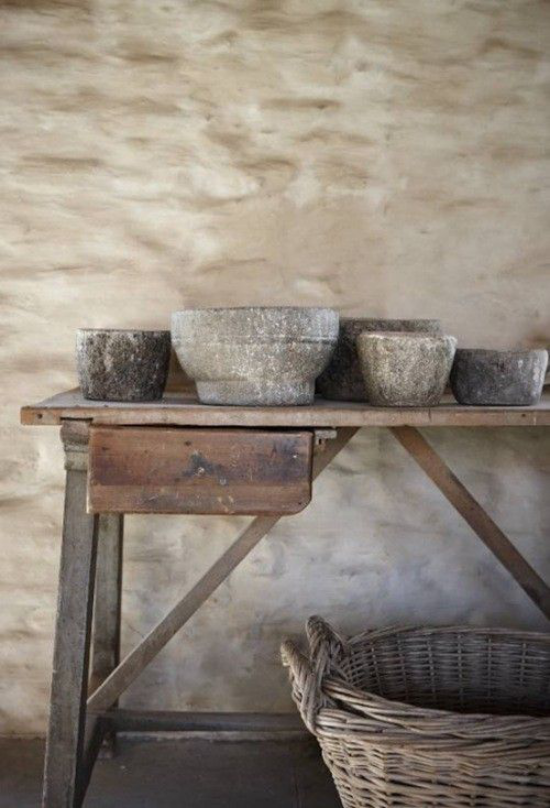 Wabi Sabi altes Konzept japanische Ästhetik Schüsseln Vasen aus Stein Beton Grau dominiert