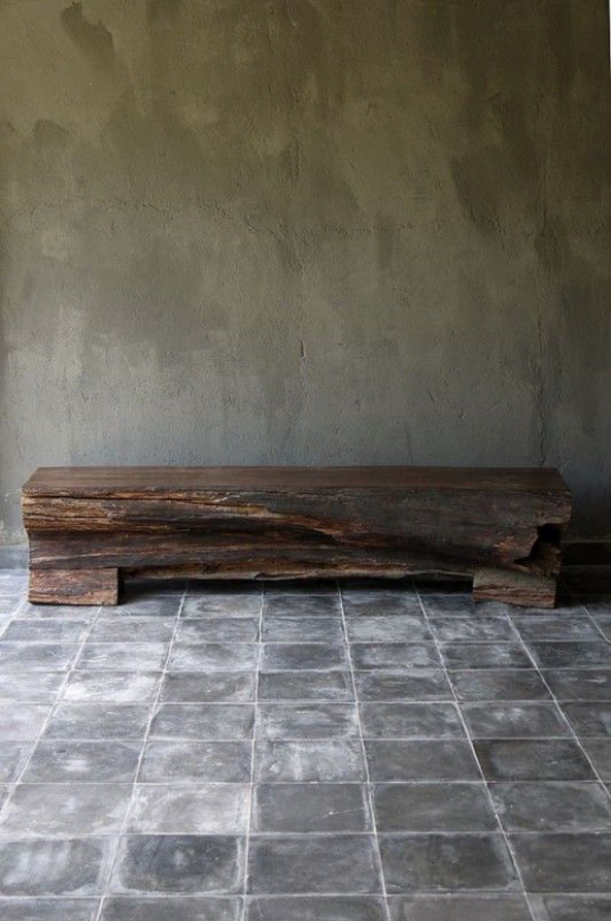 Wabi Sabi altes Konzept japanische Ästhetik Sitzbank aus ungehobeltem Holz große Steinplatten auf dem Boden