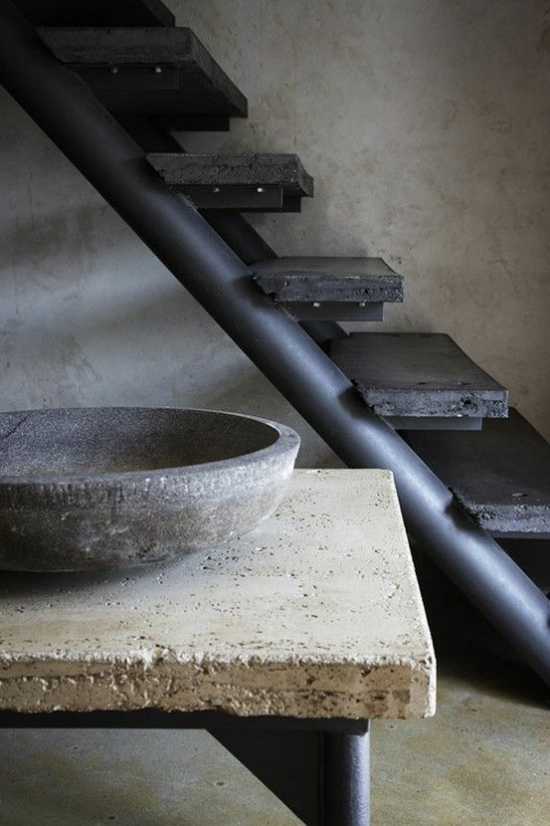 Wabi Sabi altes Konzept japanische Ästhetik Treppe im Hintergrund Schüssel Tischplatte aus Beton