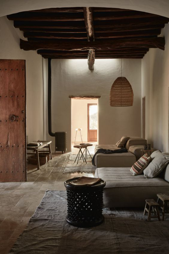 Wabi Sabi altes Konzept japanische Ästhetik Wohnzimmer sanfte Farben Grau dominiert Braun Holz leichte Teppiche auf dem gefliesten Boden