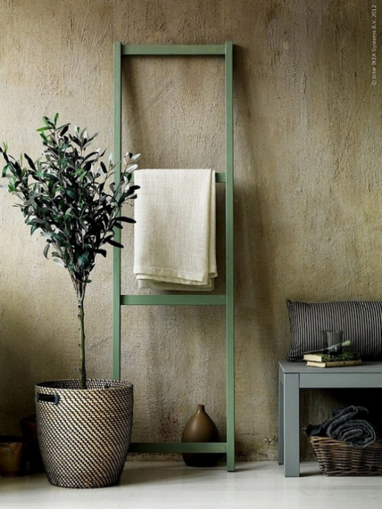 Wabi Sabi altes Konzept japanische Ästhetik grüne Zimmerpflanze im großen Topf Blickfang an die Wand angelehnte Leiter