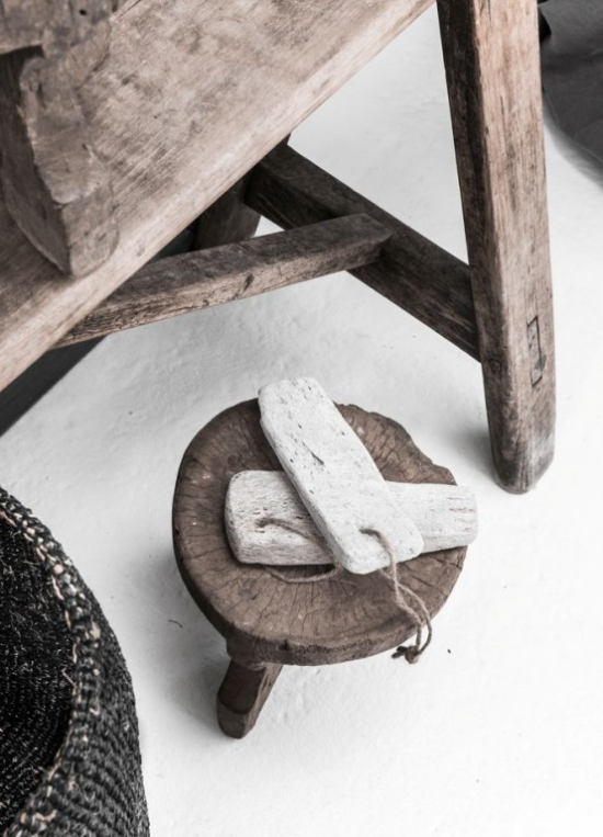 Wabi Sabi altes Konzept japanische Ästhetik handgemachte Gegenstände Hocker Tisch aus Holz Gebrauchsspuren