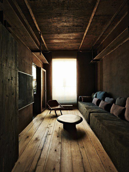 Wabi Sabi altes Konzept japanische Ästhetik schmales langes Wohnzimmer Brauntöne Holz Leder