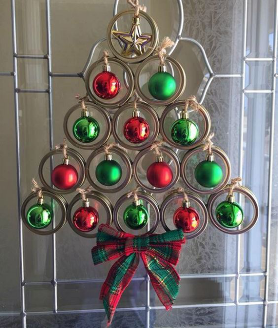 Christbaumornamente als Raumdeko einen kleinen Christbaum formen rote und grüne Kugeln Schleife Stern
