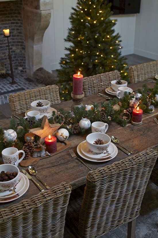 Festliche Tischdeko Ideen zu Weihnachten angezündete rote Kerzen Holzstern