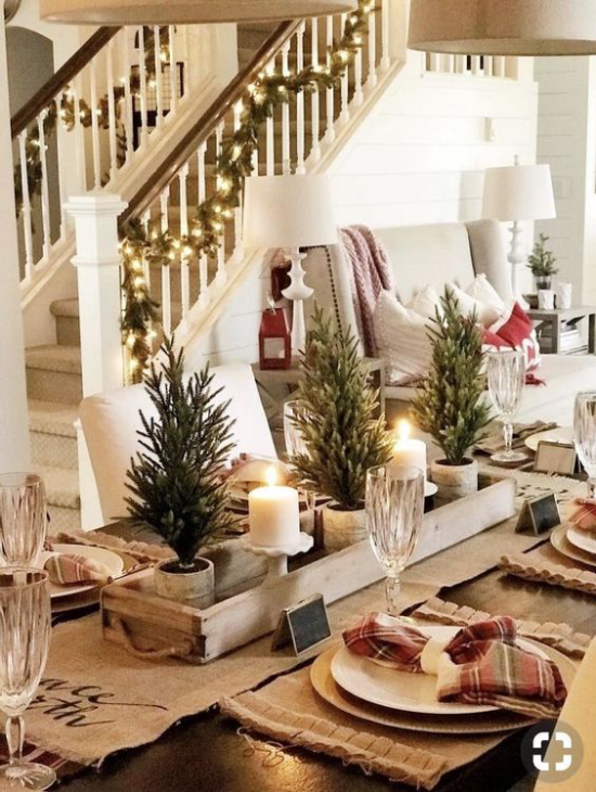 Festliche Tischdeko Ideen zu Weihnachten kleine Tannen karierte Servietten viel Holz rustikale Note
