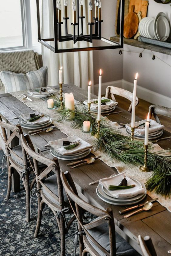  Festliche Tischdeko Ideen zu Weihnachten rustikal und gemütlich langer Holztisch