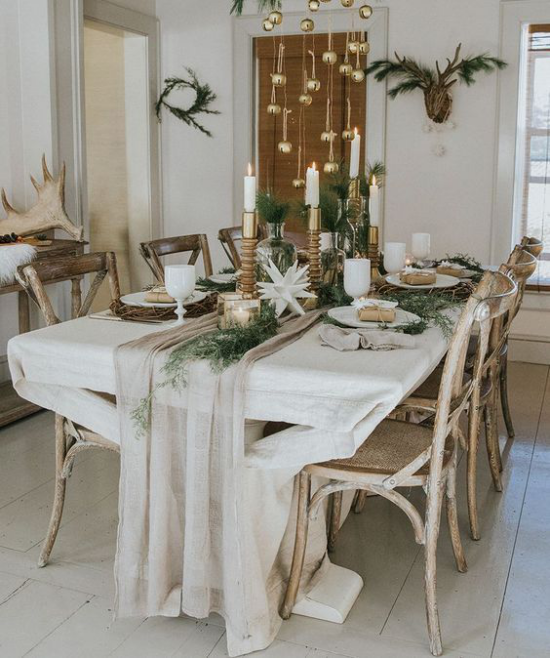 Festliche Tischdeko Ideen zu Weihnachten rustikales Ambiente Tischläufer weiße Kerzen