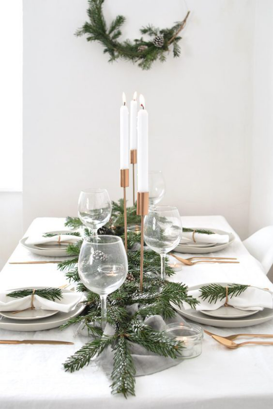 Festliche Tischdeko Ideen zu Weihnachten schlicht aber sehr elegant weiße Kerzen