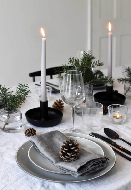 Festliche Tischdeko Ideen zu Weihnachten schönes Gedeck Kerzen angezündet Gäste kommen