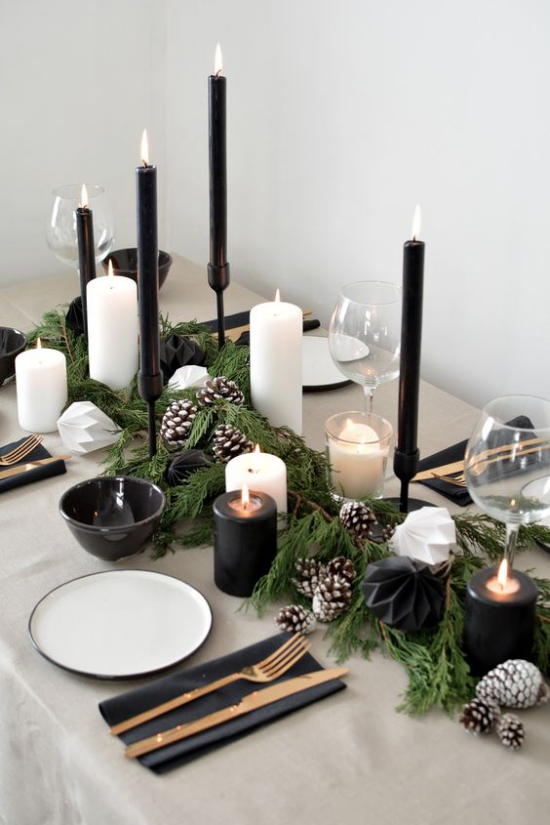  Festliche Tischdeko Ideen zu Weihnachten schönes Gedeck Kerzen angezündet schwarz-weiß in Kontrast