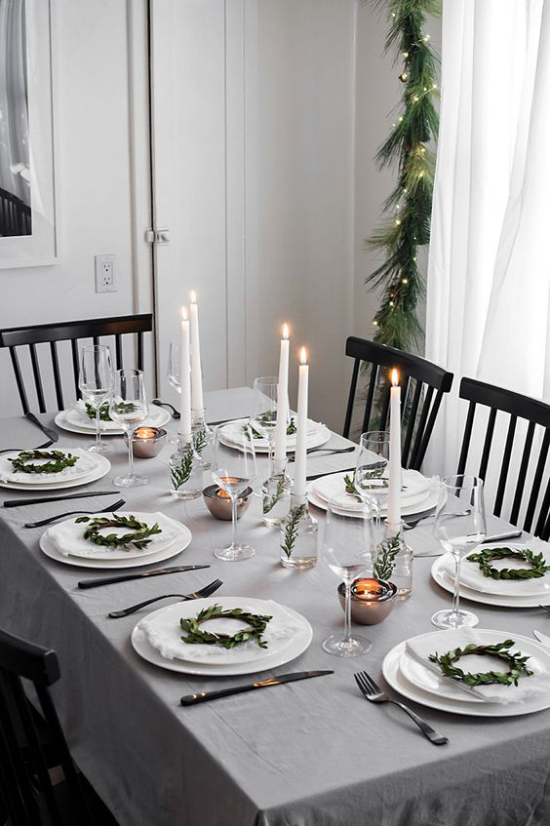 Festliche Tischdeko Ideen zu Weihnachten schönes Gedeck Kerzen