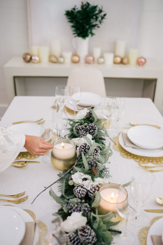 Festliche Tischdeko Ideen zu Weihnachten stilvoll in Weiß Goldakzente Kerzen 