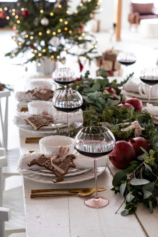 Festliche Tischdeko Ideen zu Weihnachten viel Grün Granatäpfel Plätzchen in Hirschform Weingläser