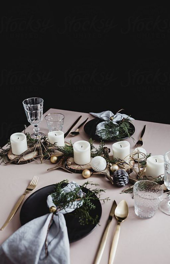 Festliche Tischdeko Ideen zu Weihnachten weiße Kerzen Servietten schwarze Teller Kristallgläser