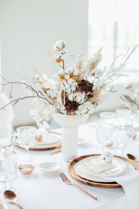 Festliche Tischdeko Ideen zu Weihnachten weißes Arrangement Holz goldene Glitzer