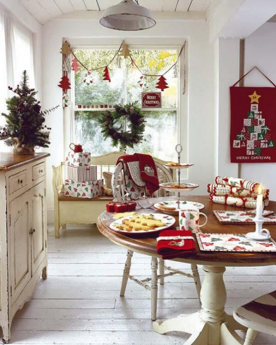 Küche zu Weihnachten schmücken Esstisch schön dekoriert Sitzbank Kranz am Fester Christbaum links auf der Kommode