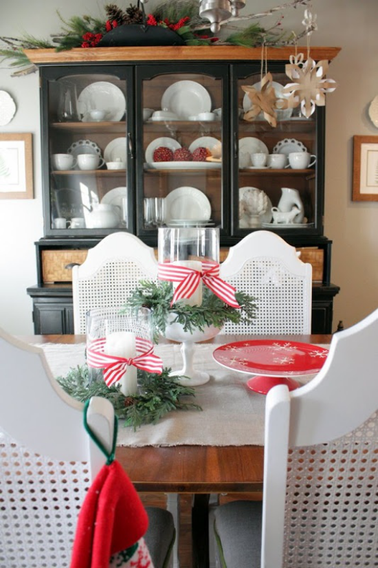 Küche zu Weihnachten schmücken Esszimmer Schrank Esstisch weiße Kerzen rote Schleifen