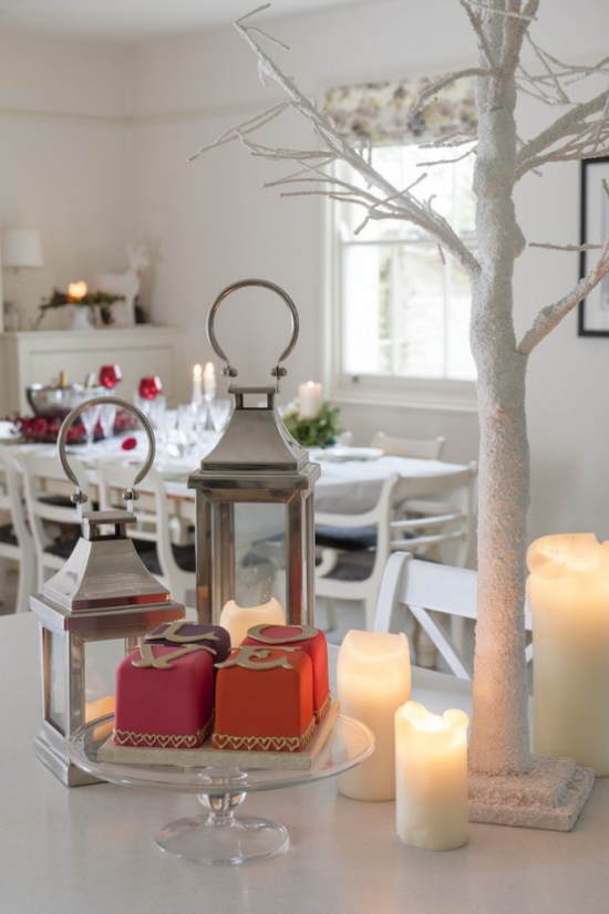 Küche zu Weihnachten schmücken Esszimmer im Scandi Stil weiße Baumzweige Laternen