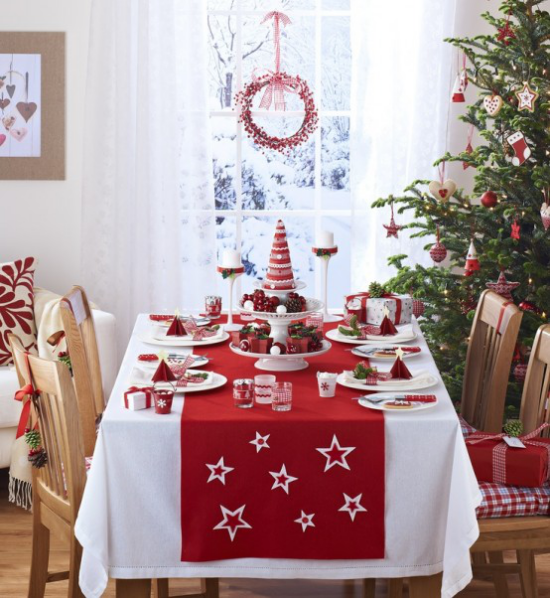 Küche zu Weihnachten schmücken in Rot und Weiß dekorierter Esstisch festliche Atmosphäre
