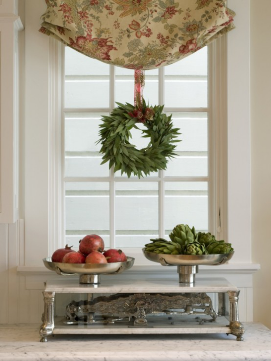 Küche zu Weihnachten schmücken mit Liebe zum Detail Kranz am Fenster Schüssel mit roten Äpfeln