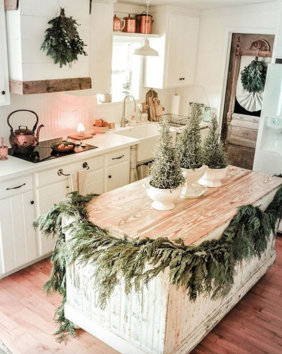Küche zu Weihnachten schmücken rustikale Kücheninsel grüne Zweige als Girlanden