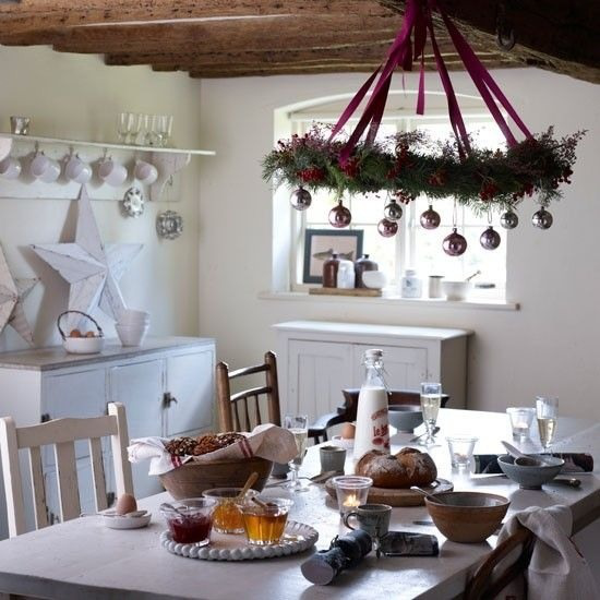 Küche zu Weihnachten schmücken schön dekorierter Kronleuchter über Esstisch