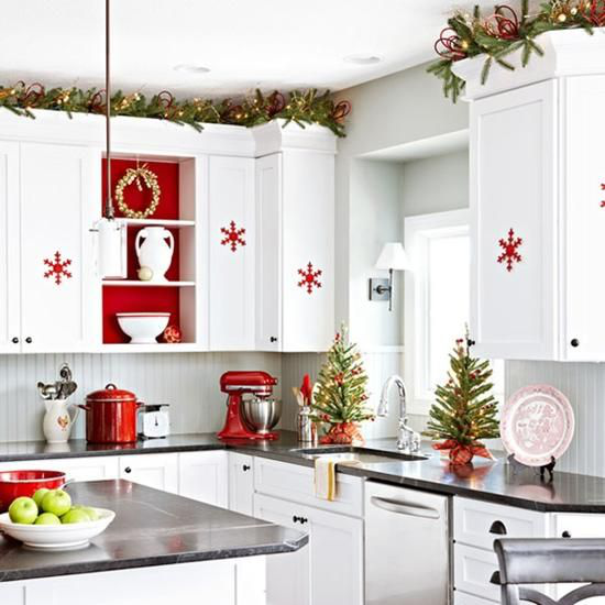 Küche zu Weihnachten schmücken weiße Küche Deko in Rot und Grün