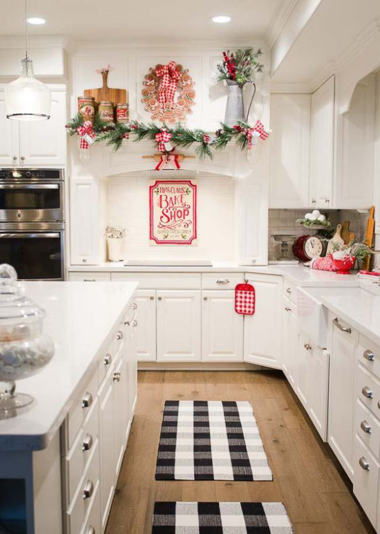 Küche zu Weihnachten schmücken weißes Ambiente wenig traditionelle Deko in Rot und Grün